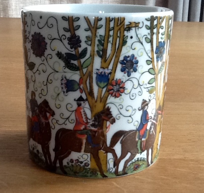 Kurt Hammer, mokje met ruiters en florale motieven kopen? Bied vanaf 1!