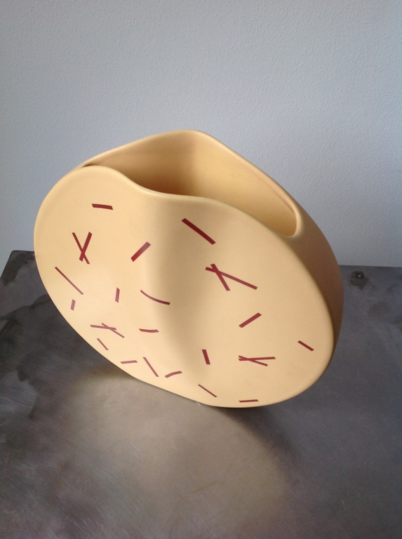 Cirkelvaas met plooi, ontwerp Dorothé van Agthoven,  Flora Keramiek Hardenberg kopen? Bied vanaf 45!