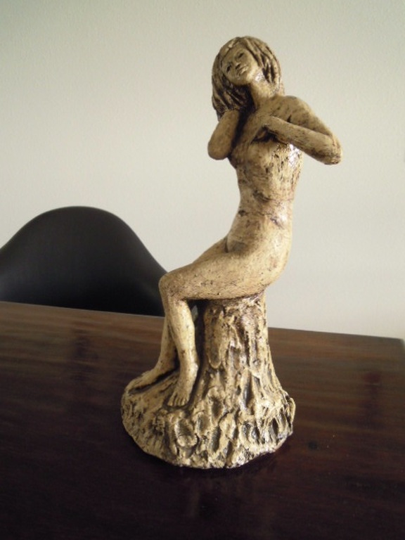 Beeld vrouwelijk naakt 35 cm hoog - hand gemaakt -niet gesigneerd   verkocht voor € 65!