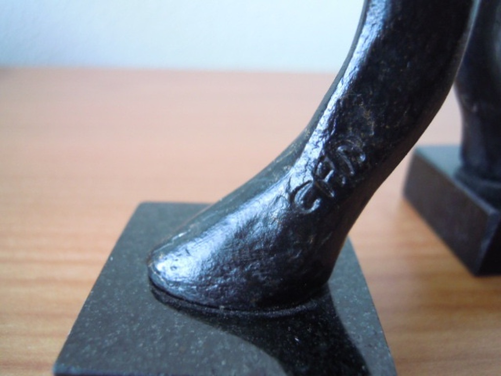 2 Beeldjes Corry Ammerlaan - 21 cm hoog - gesigneerd. kopen? Bied vanaf 35!