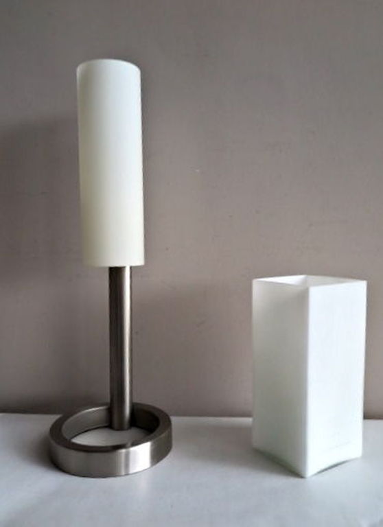 Jan des Bouvrie e.a. - Twee melkglazen tafellampen / - strak design kopen? Bied vanaf 1!