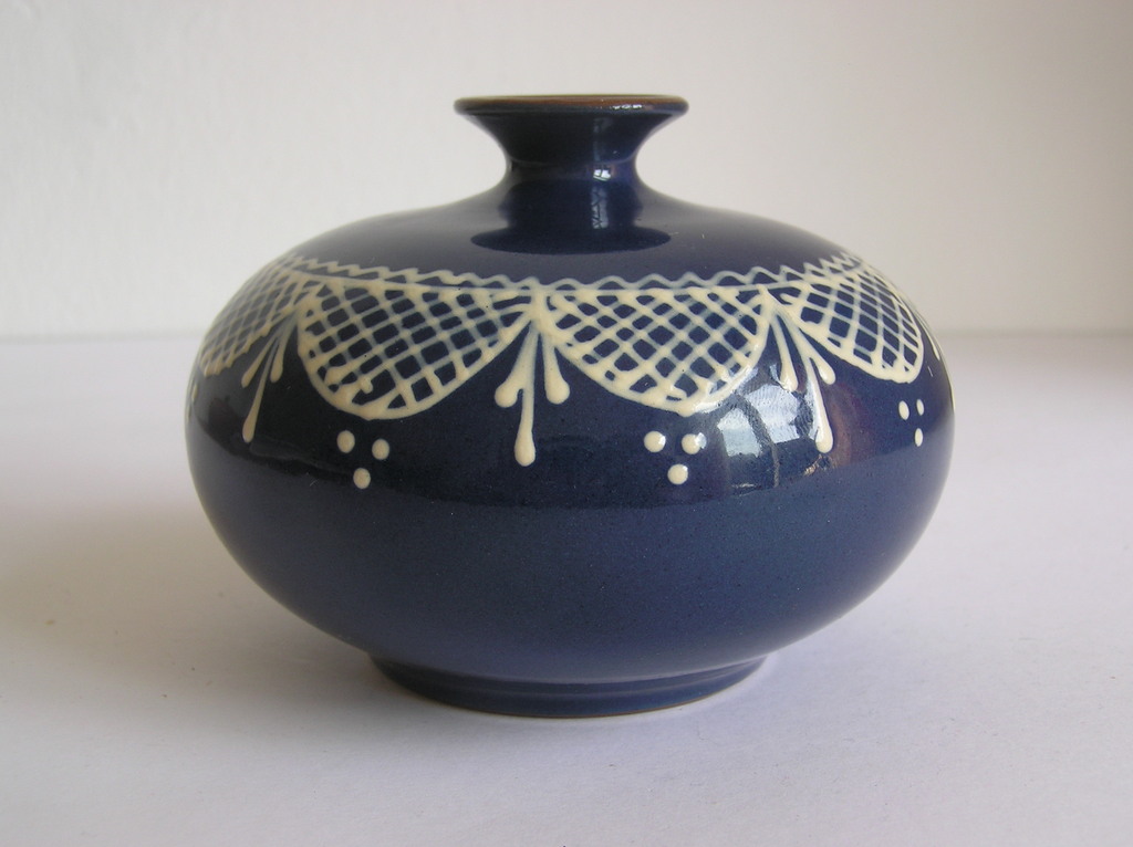 Art deco blauw slibglazuur studio aardewerken vaasje kopen? Bied vanaf 1!