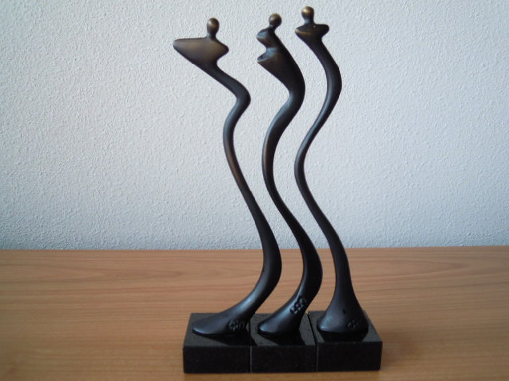 3 Bronzen beeldjes CORRY AMMERLAAN 22 cm hoog - gesigneerd.   kopen? Bied vanaf 35!