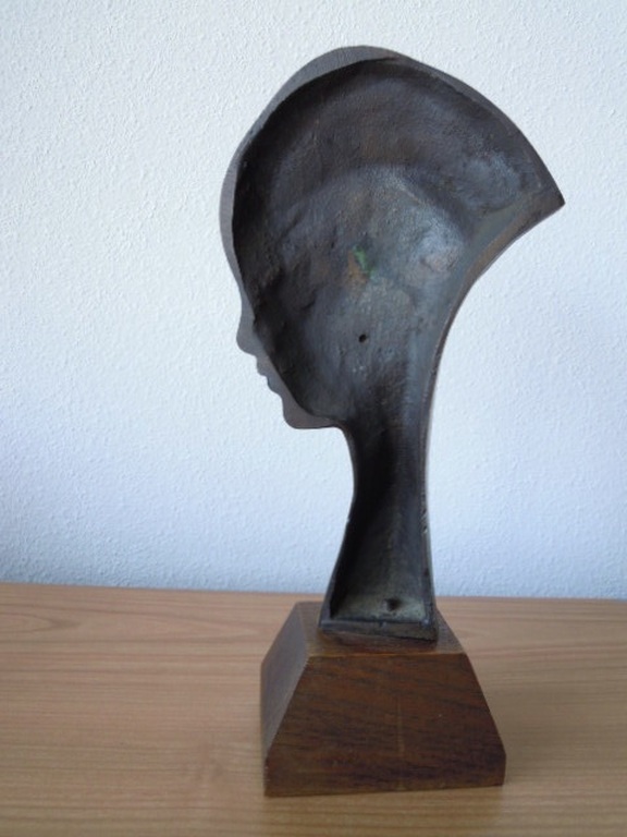 Zwaar bronzen ART DECO beeld op houten sokkel - 34 cm hoog. kopen? Bied vanaf 150!