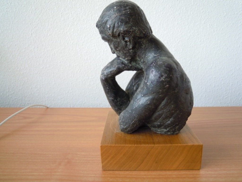 Beeldje - titel meedenken - niet gesigneerd - 25 cm hoog. kopen? Bied vanaf 20!