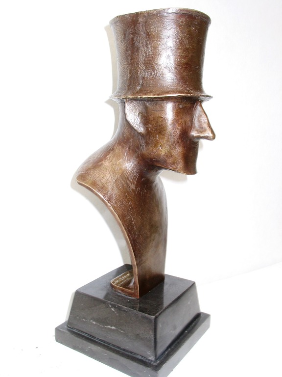 Man met hoed brons op natuursteen kopen? Bied vanaf 150!