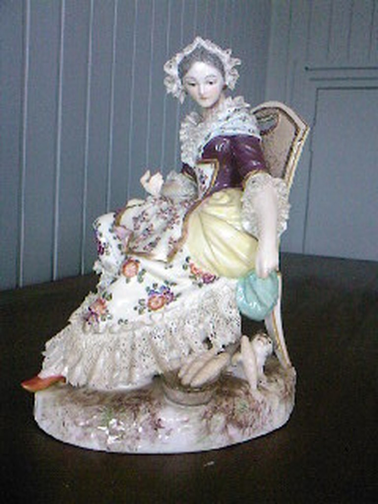 2  Meissener porceleinen figuren : Zittende vrouwen  Polychromeerd ca.1932. kopen? Bied vanaf 300!