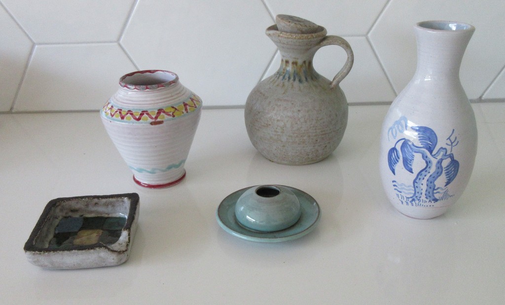 Ongespecificeerd - Lot van vijf kunstaardewerken items kopen? Bied vanaf 1!