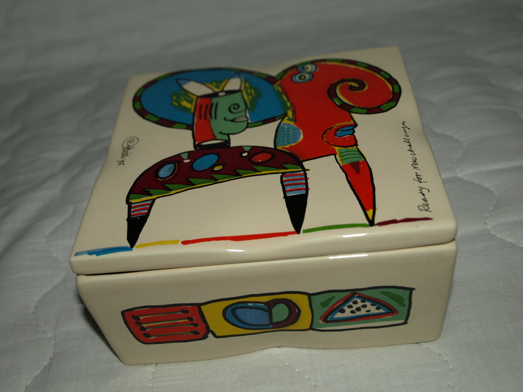 Clemens Briels – BonBonkistje – Plateel - Gesigneerd in druk- 1996 – 13,5 x 13,5 x 7 cm kopen? Bied vanaf 35!