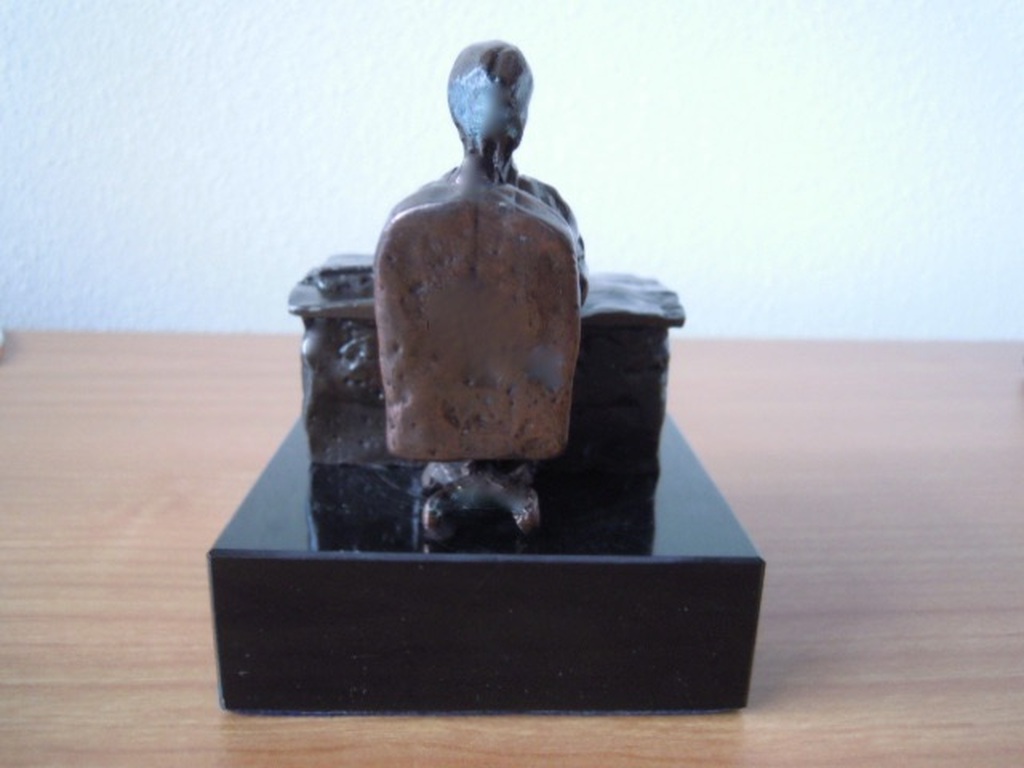 Bronzen beeldje - persoon aan bureau - 1765 gram - kunstenaar onbekend - 12 cm. kopen? Bied vanaf 35!