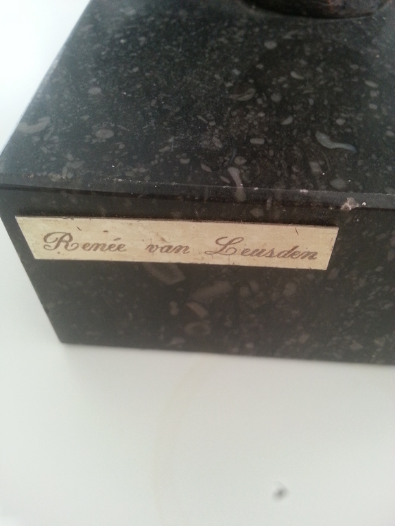 Renee van Leusden, Vroeg werk, Bronzen beeld kopen? Bied vanaf 150!