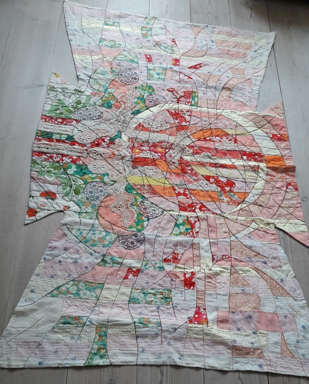 Peter Lem  : Textielwerk met Symbolische figuren , Kimono model  kopen? Bied vanaf 80!