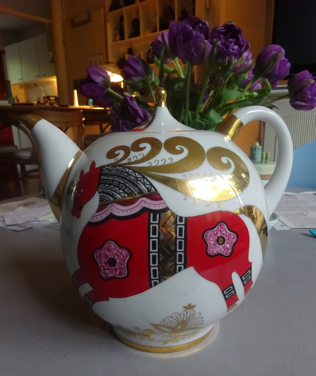 Lovosonov Rusland: grote porseleine theepot - Red Horses- 22krt goud gedecoreerd kopen? Bied vanaf 95!