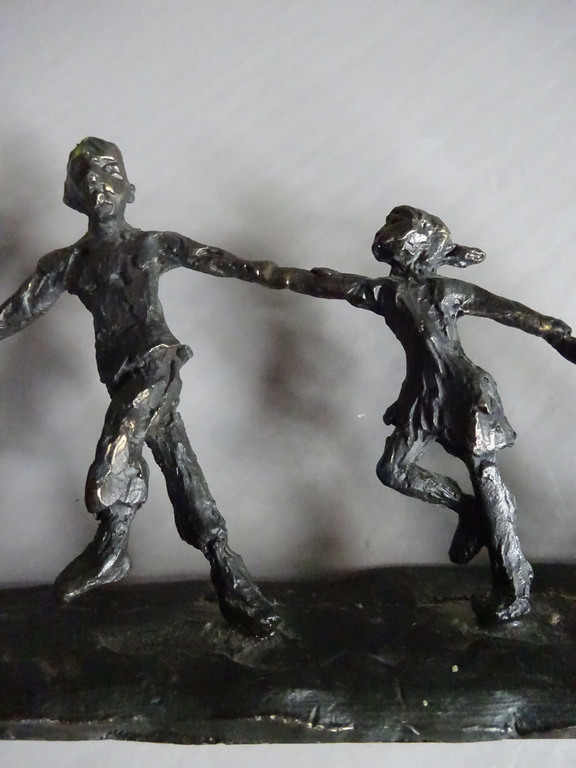 Astrid Veldhyzen- bronzen beeld- 5 spelende kinderen op een rij kopen? Bied vanaf 45!