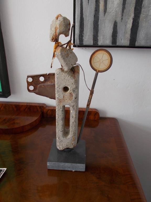 Twee abstracte sculpturen van Peter Gallé inclusief catalogus,beton ijzer,etc. kopen? Bied vanaf 95!