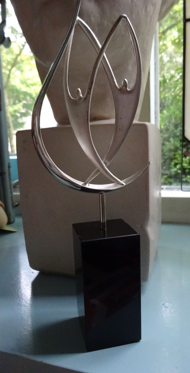 Corrie Ammerlaan-Niekerk- zilverkleurig beeldje met twee figuren op sokkel kopen? Bied vanaf 45!