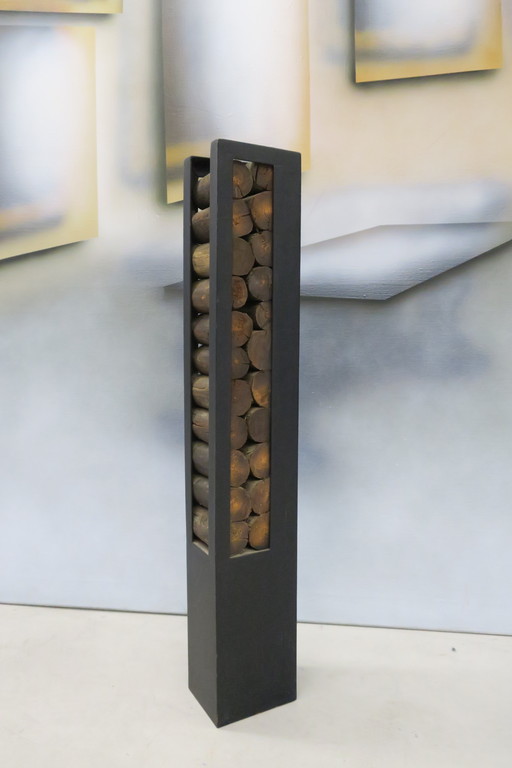 Thijs van Kimmenade: Zwart gemoffeld staal en houten blokjes, Stammenkastje verkocht voor € 250!