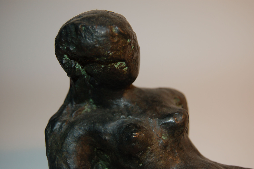 Charlotte van Pallandt: bronzen beeld- liggend naakt met draperie kopen? Bied vanaf 1200!