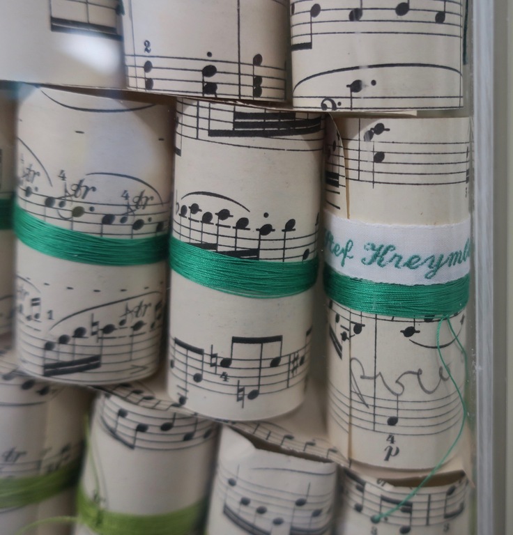 Stef Kreymborg: Bladmuziek en garen, Ingewikkelde muziek III - Ingelijst kopen? Bied vanaf 100!