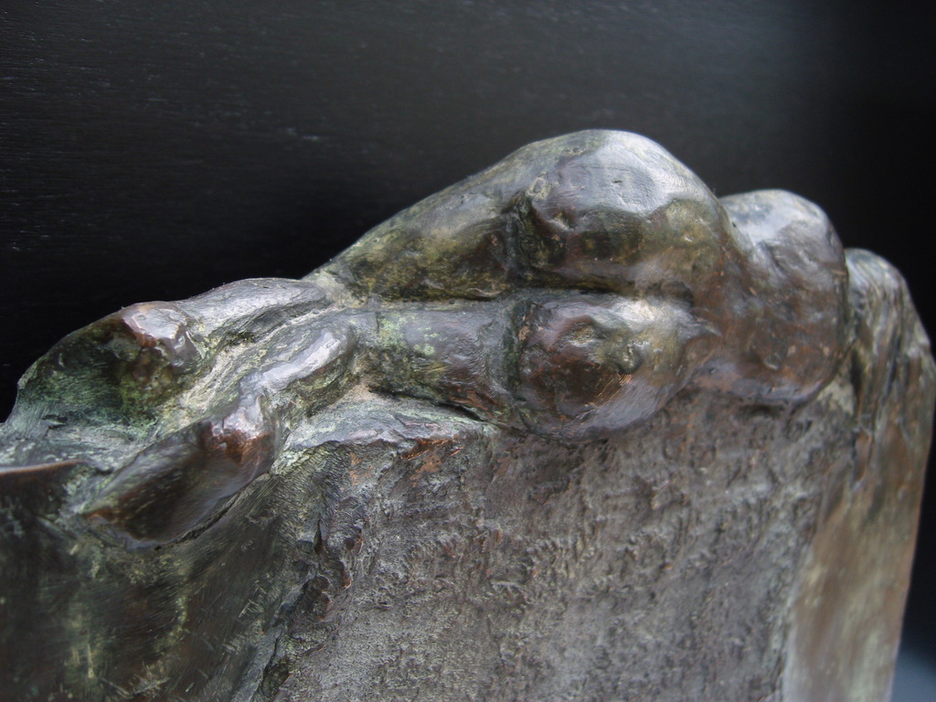 Onbekende kunstenaar: Bronzen beeld "vrouw liggend op muur". kopen? Bied vanaf 200!