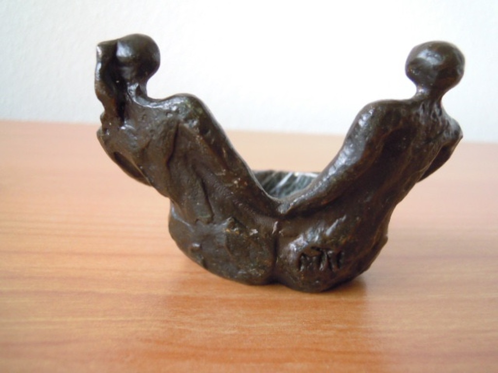 Kunstenaar onbekend- zwaar massief beeldje/theelichthouder -gesigneerd. kopen? Bied vanaf 35!