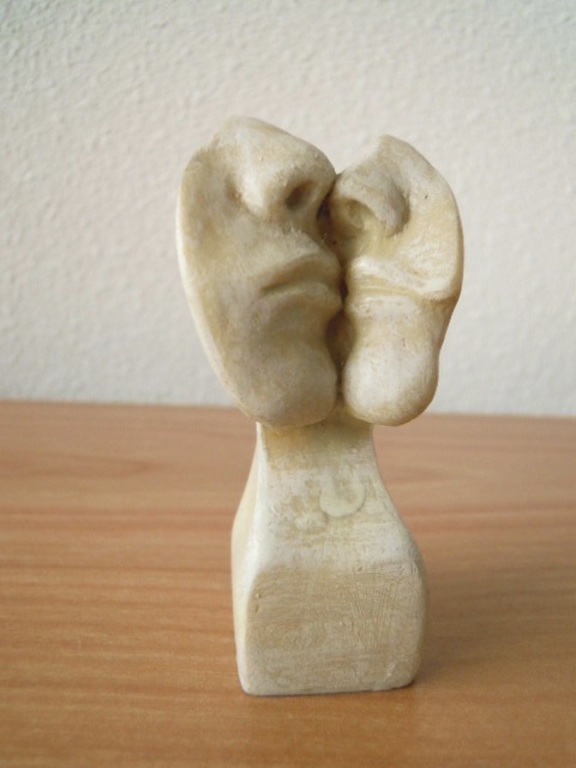 Prachtig beeldje gesigneerd met HK op de achterzijde en is 9 cm hoog. kopen? Bied vanaf 15!