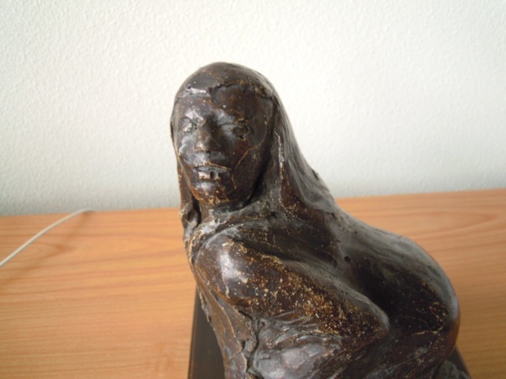 Hand gemaakt beeld -  vrouw -26 cm op houten sokkel - niet gesigneerd. kopen? Bied vanaf 25!