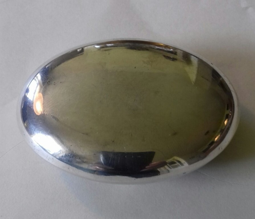 Verzilverd pillendoosje met oud Hollands tafereel.  kopen? Bied vanaf 17!