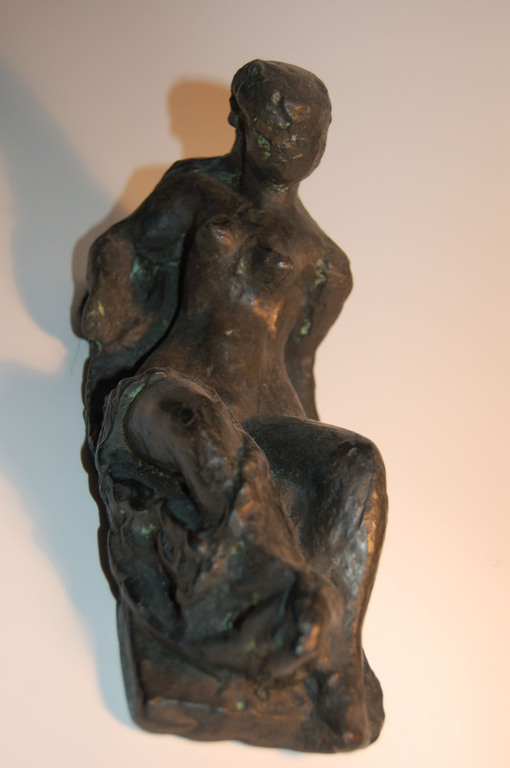 Charlotte van Pallandt: bronzen beeld- liggend naakt met draperie kopen? Bied vanaf 1200!