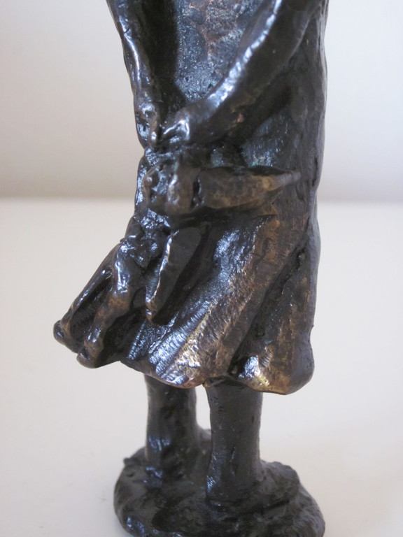 Bronzen beeldje van meisje met pop kopen? Bied vanaf 25!