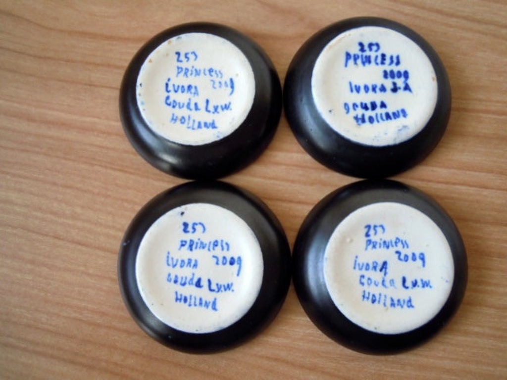 4 Gouda plateel princess ivora schaaltjes / onderzetters - gesigneerd L.v.W. kopen? Bied vanaf 8!