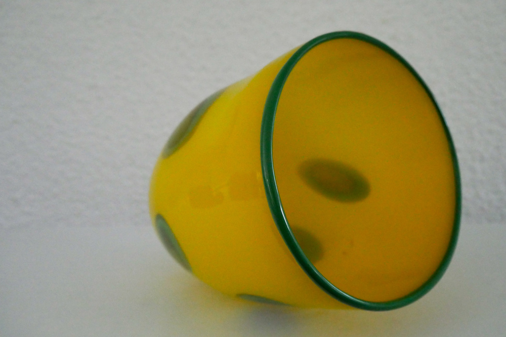 Gele vaas met ogen kopen? Bied vanaf 35!