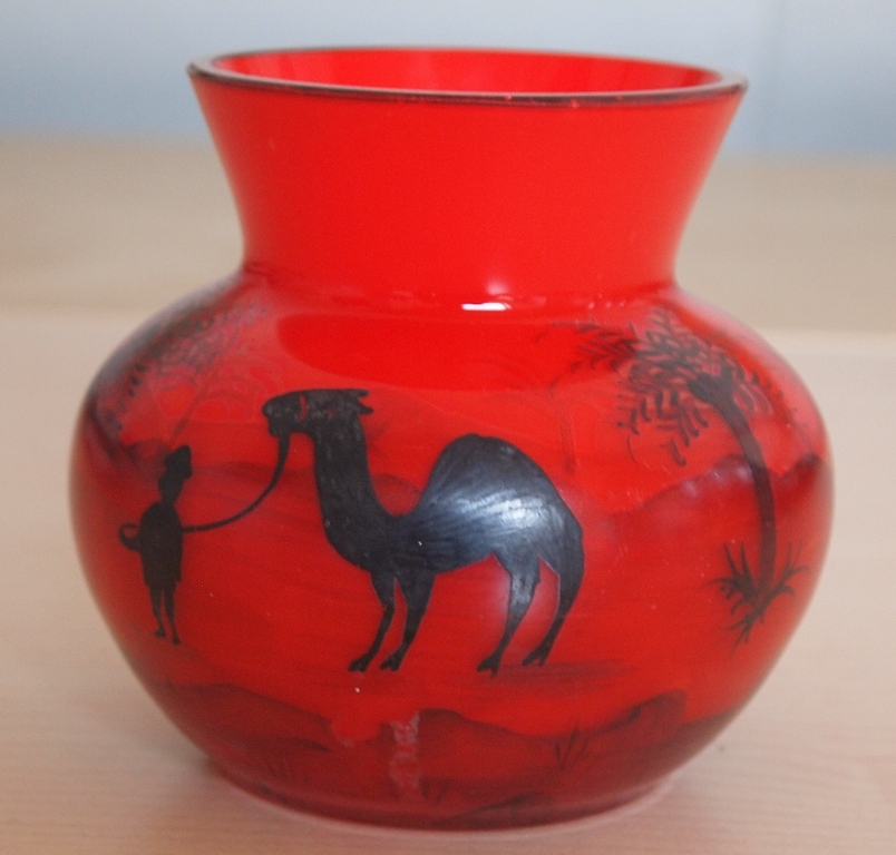 Boheems glazen Tango vaasje met emaille decor van een oase landschap kopen? Bied vanaf 20!