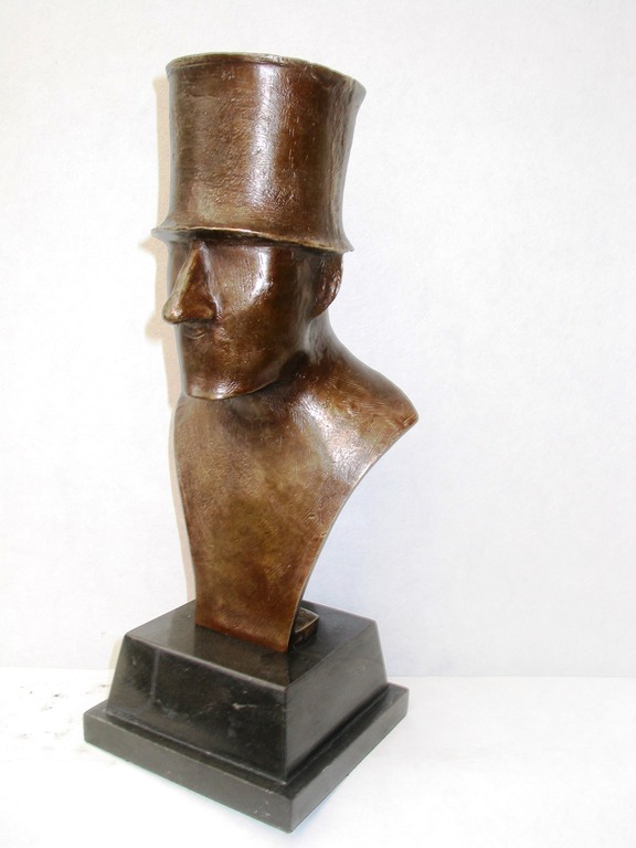 Man met hoed brons op natuursteen kopen? Bied vanaf 150!