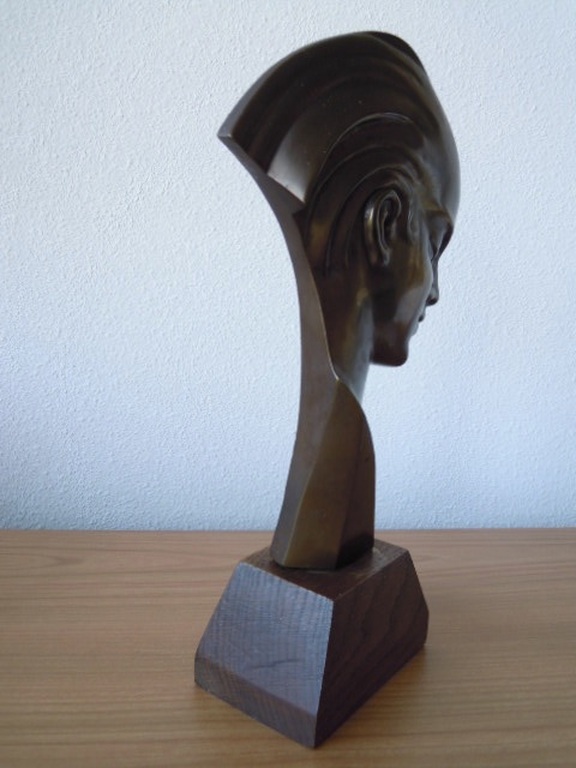 Zwaar bronzen ART DECO beeld op houten sokkel - 34 cm hoog. kopen? Bied vanaf 150!