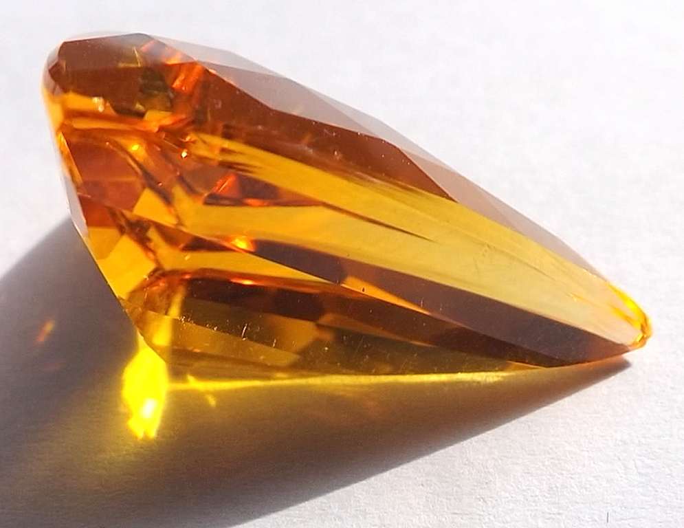 Natuurlijke “Checker Cut” Golden Citrine van 18.40 karaat kopen? Bied vanaf 1!