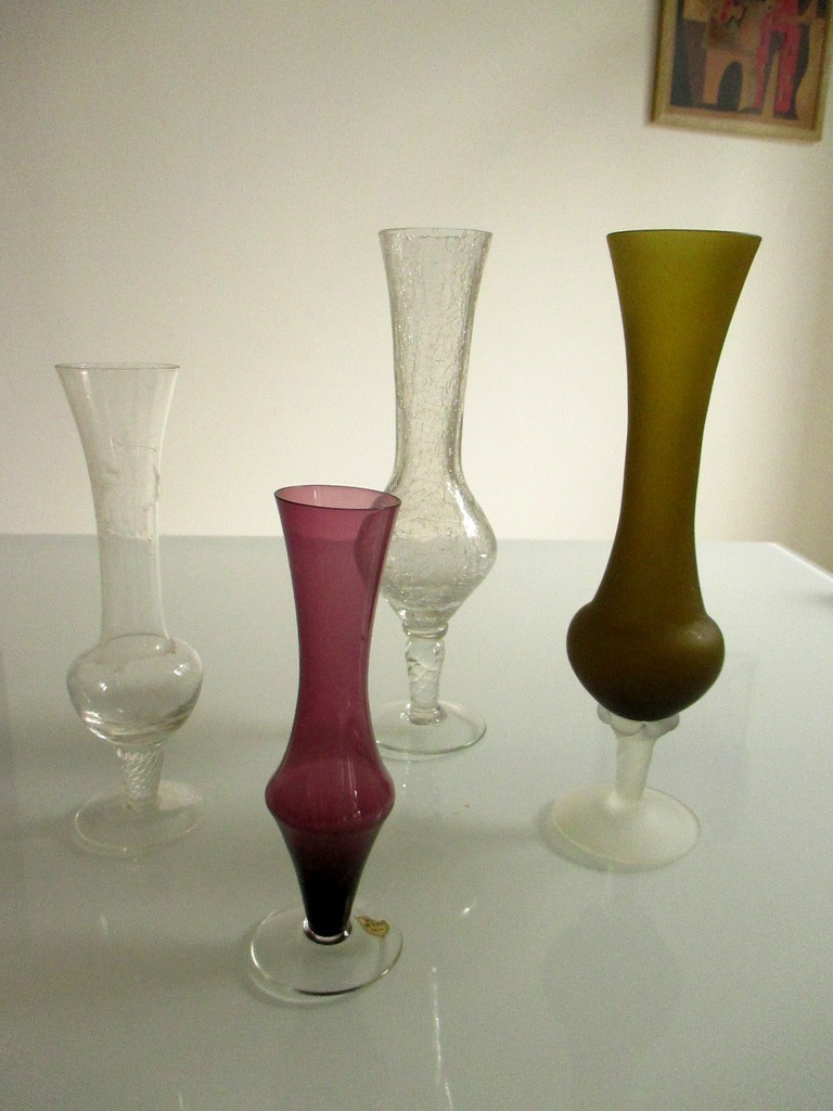 Een kavel met vier narcissenvaasjes kopen? Bied vanaf 8!