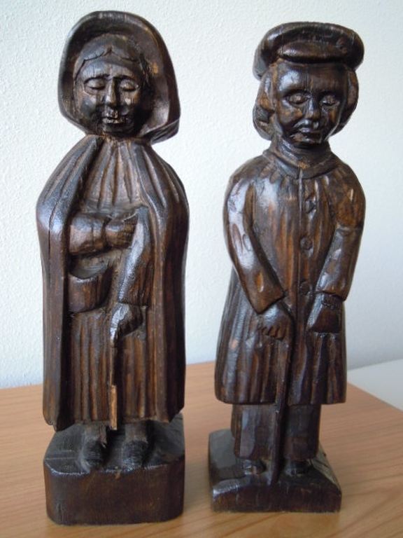 2 Zeer oude houten beelden van BRABANTSE BOER EN BOERIN met poffer-33 cm hoog   kopen? Bied vanaf 15!