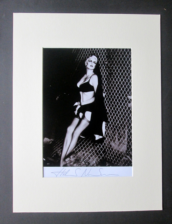Helmut Newton - actrice Brigitte Nielsen ,Côte d’Azur  - handgesigneerd verkocht voor € 89!