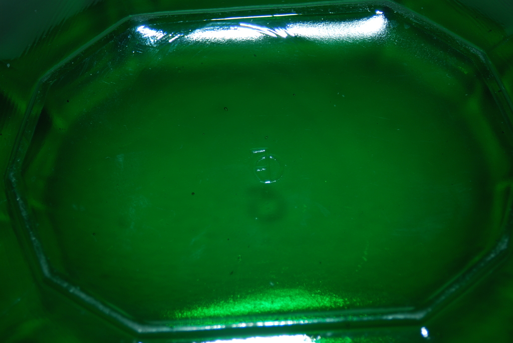 K.P.C. De Bazel voor Glasfabriek Leerdam - tienhoekige groene persglas schaal. kopen? Bied vanaf 24!