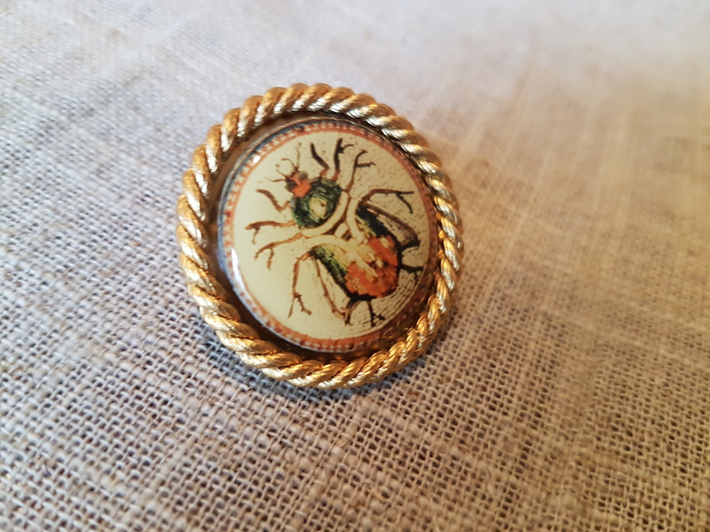 Broche met  decoratieve knopen uit de Italiaanse haute couture 01 kopen? Bied vanaf 5!