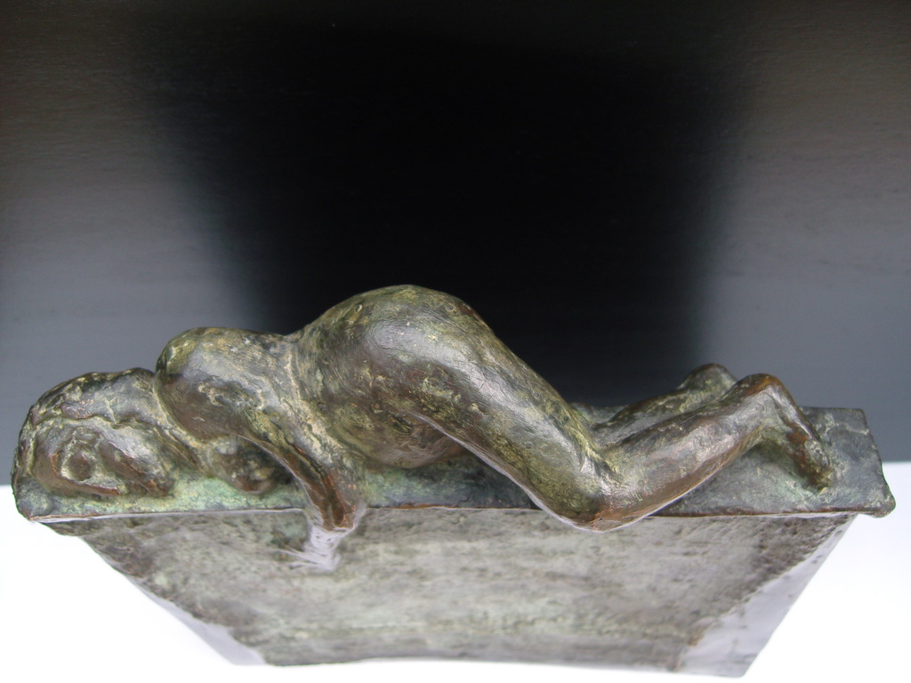 Onbekende kunstenaar: Bronzen beeld "vrouw liggend op muur". kopen? Bied vanaf 200!