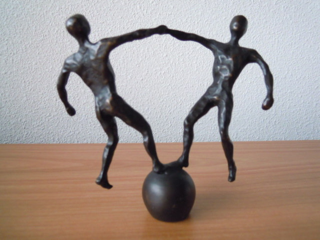 Corry Ammerlaan beeldje 14 cm  - 2 mensen op bal of wereldbol kopen? Bied vanaf 25!