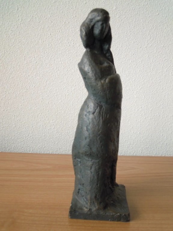 Prachtig beeld van vrouw - gesigneerd N of H - 23 cm hoog. kopen? Bied vanaf 10!