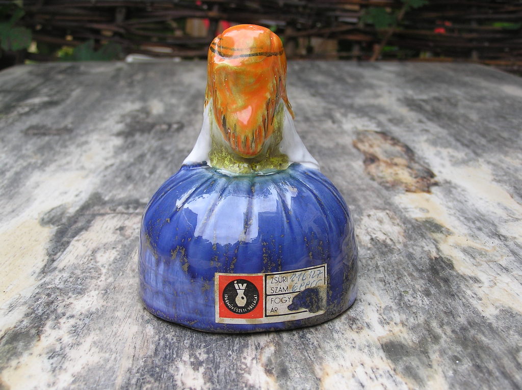 Ongespecificeerd - Iparmuveszeti Vallalat, Aardewerken beeldje van een Hongaarse dame met hoepelrok kopen? Bied vanaf 1!