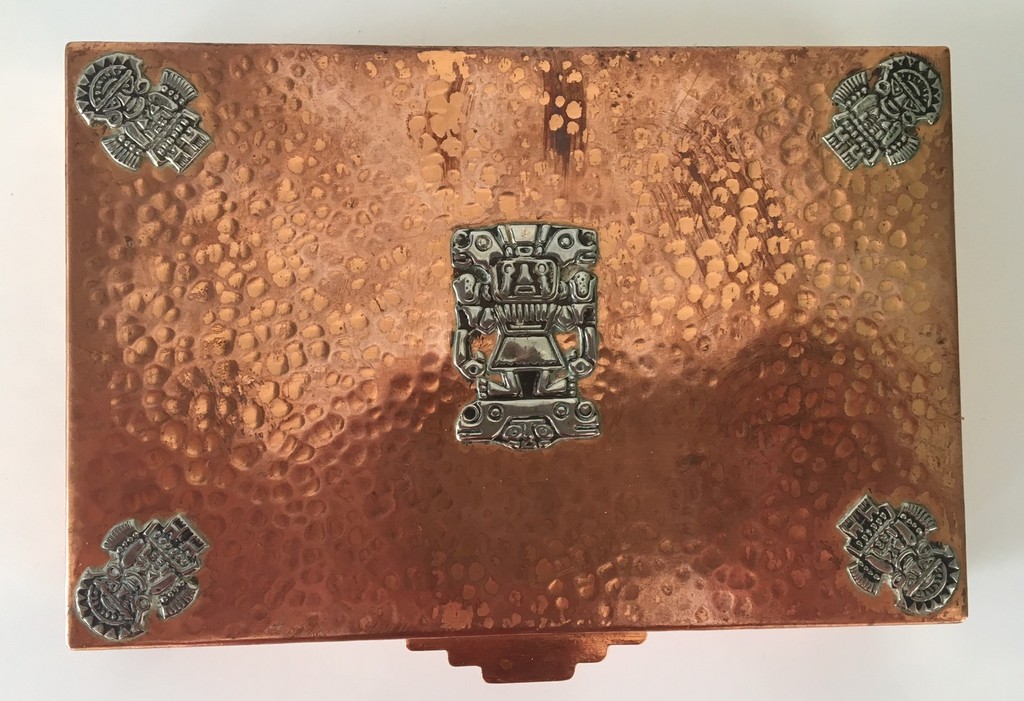 Hand gehamerde koperen Zuid-Amerikaanse sigarendoos met zilveren Maya decoratie kopen? Bied vanaf 30!