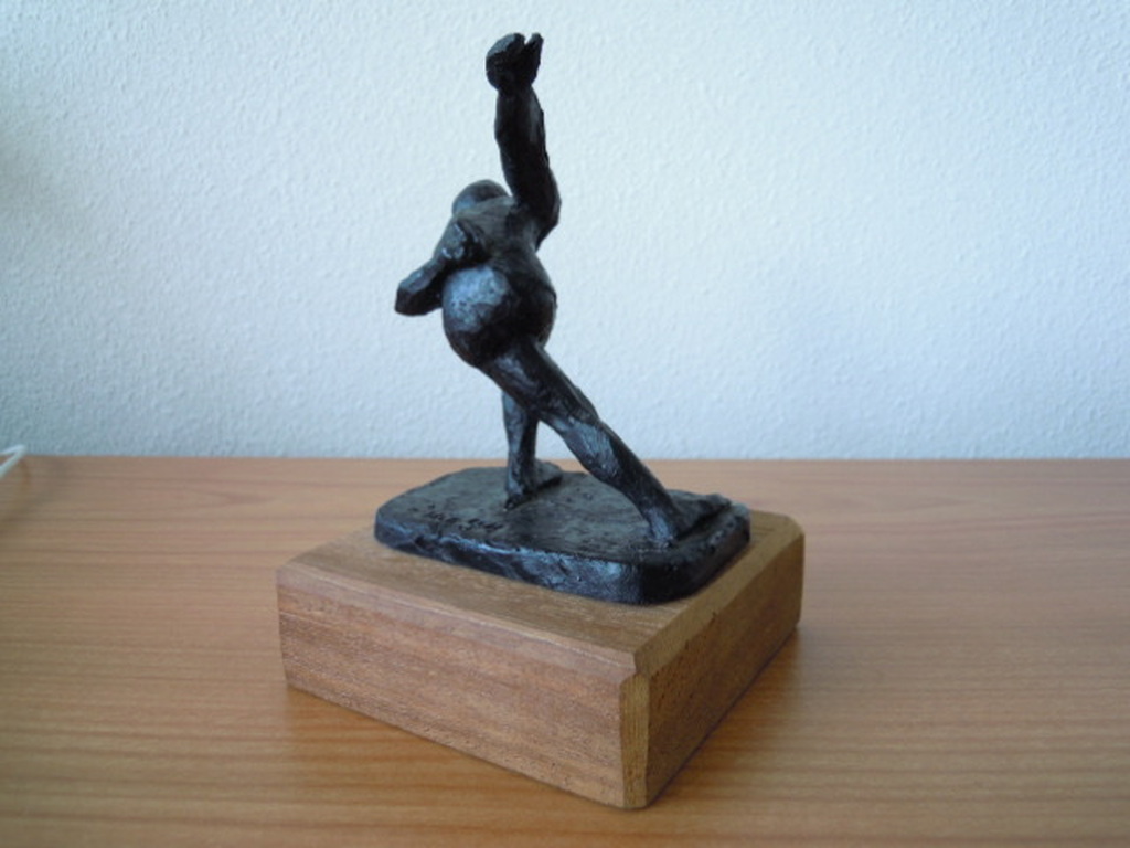 Prachtig beeldje van SCHAATSER 15 cm hoog - gesigneerd HJ kopen? Bied vanaf 1!