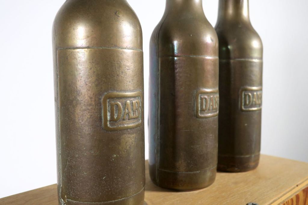 Robert Hamelijnck: 3 Bronzen flesjes op houten constructie, DAB kopen? Bied vanaf 100!