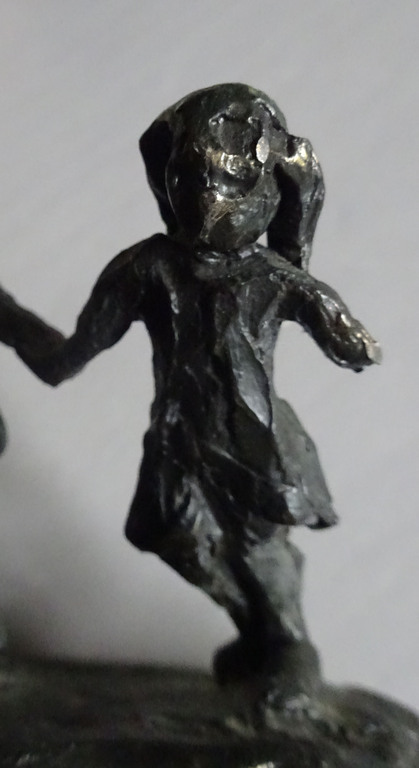 Astrid Veldhyzen- bronzen beeld- 5 spelende kinderen op een rij kopen? Bied vanaf 45!