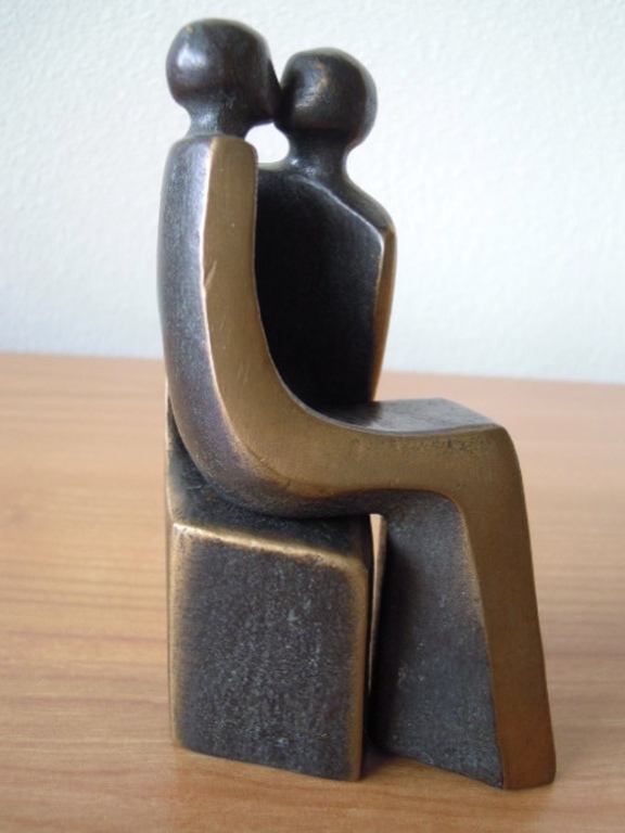 Onbekende kunstenaar-Zwaar massief BRONZEN BEELDJE   13 cm - 1245 gram verkocht voor € 60!